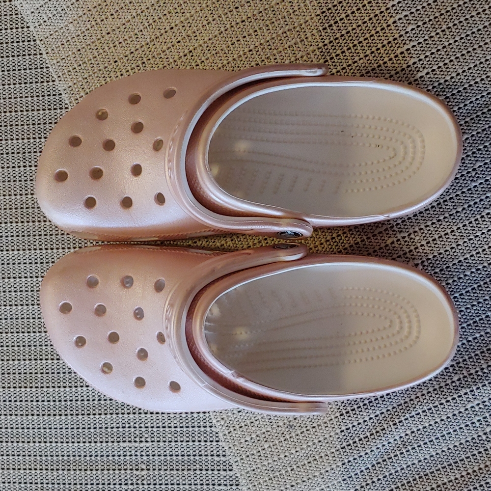 LIKE NEW- ROSE GOLD Rare Crocs!!